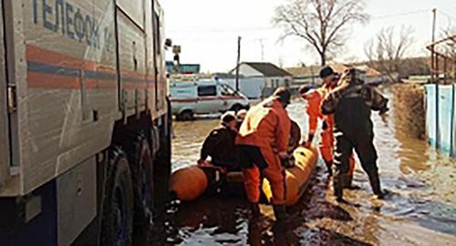 работа спасателей в зоне подтопления. Фото http://34.mchs.gov.ru/operationalpage/operational/item/6731587/