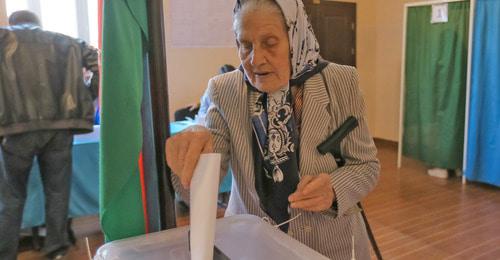 Избиратель бросает бюллетень в урну для голосования. Баку, 11 апреля 2018 г. Фото Азиза Каримова для "Кавказского узла"