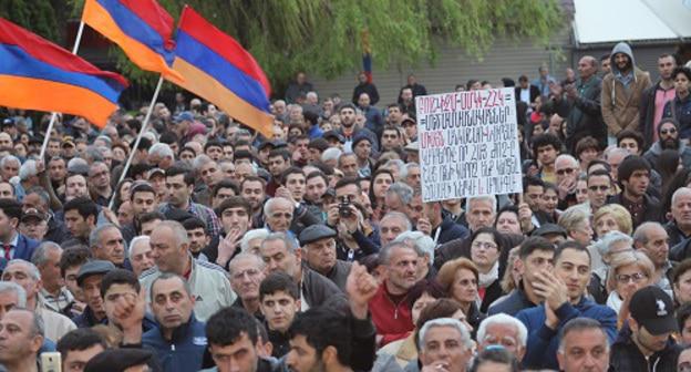Митинг в Ереване 13 апреля. Фото Тиграна Петросяна для "Кавказского узла".