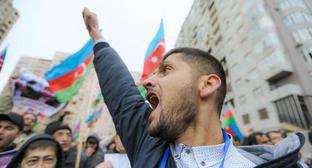 Участник митинга против итогов выборов в Азербайджане. Баку, 14 апреля 2018 года. Фото Азиза Каримова для "Кавказского узла".
