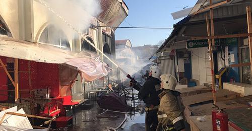 Тушение пожара на рынке в Нальчике. 16 апреля 2018 г. Фото: Пресс-служба МЧС России