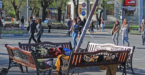 Скамейки и печка-буржуйка на площади Франции. Ереван, 16 апреля 2018 г. Фото Тиграна Петросяна для "Кавказского узла"