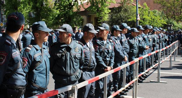 Сотрудники полиции на улицах Еревана. 16 апреля 2018 г. Фото Тиграна Петросяна для "Кавказского узла"