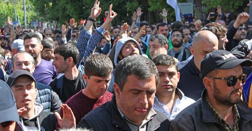 Участники митинга противников Сержа Саргсяна. Ереван, 16 апреля 2018 г. Фото Тиграна Петросяна для "Кавказского узла"