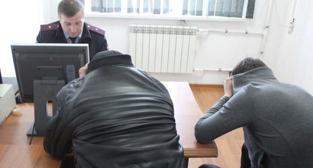 Задержанные участники инцидента. 16 апреля 2018 г. Фото https: Пресс-служба МВД по Республики Ингушетии //06.xn--b1aew.xn--p1ai/news/item/12820112/
