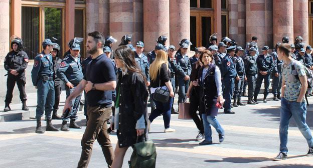 Полиция возле здания правительства в Ереване. 17 апреля 2018 г. Фото Тиграна Петросяна для "Кавказского узла"