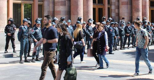 Полиция возле здания правительства в Ереване. 17 апреля 2018 г. Фото Тиграна Петросяна для "Кавказского узла"