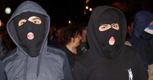 Молодые участники протестной кампании скрывают лица под масками-балаклавами. Ереван, 17 апреля 2018 год. Фото: Тигран Петросян для "Кавказского узла".