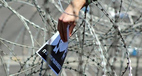 Рука протестующего против премьерства Сержа Саргсяна. Фото Тиграна Петросяна для "Кавказского узла"
