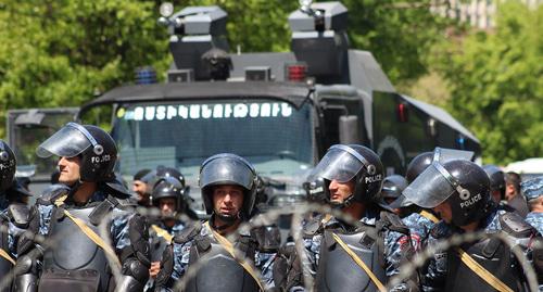 Спецтехника полиции во время протестов против премьерства Сержа Саргсяна в Ереване. Фото Тиграна Петросяна для "Кавказского узла"