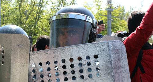 Сотрудник полиции во время протестов в Ереване. Фото Тиграна Петросяна для "Кавказского узла"