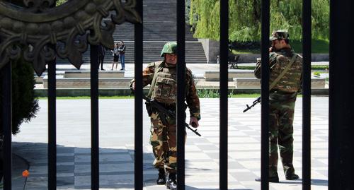 Вооруженная охрана на территории парламента. Фото Тиграна Петросяна для "Кавказского узла"