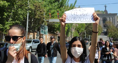 Активисты на шествии  против премьерства Сержа Саргсяна в Ереване. Фото Тиграна Петросяна для "Кавказского узла"
