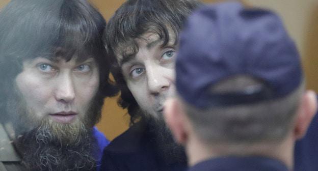 Анзор Губашев (слева) и Заур Дадаев в зале суда. Фото: REUTERS/Tatyana Makeyeva