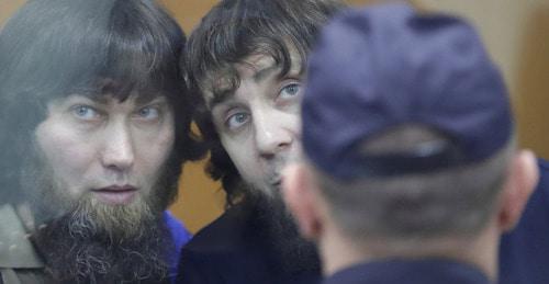 Анзор Губашев (слева) и Заур Дадаев в зале суда. Фото: REUTERS/Tatyana Makeyeva