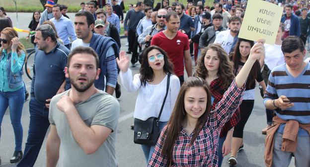 Участники акции. Ереван, 19 апреля 2018 г. Фото Тиграна Петросяна для "Кавказского узла"