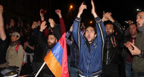 Протестующие  против премьерства Сержа Саргсяна на площади в Ереване. Фото Тиграна Петросяна для "Кавказского узла"