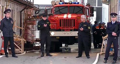 Сотрудники полиции охраняют место пожара на рынке в Нальчике 16 апреля 2018 года. Фото: скриншот видео youtube канала "МИР в КБР", https://www.youtube.com/watch?v=gpZ64rHxf14