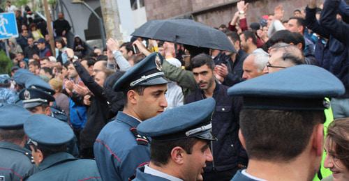 Сотрудники полиции общаются с демонстрантами. Ереван, 20 апреля 2018 г. Фото Тиграна Петросяна для "Кавказского узла"