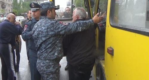 Полицейские отобрали ключи у водителя автобуса, отказавшегося отвезти задержанных в полицию. 20 апреля 2018 года, Ереван. Фото: скриншот видео "Кавказского узла". 