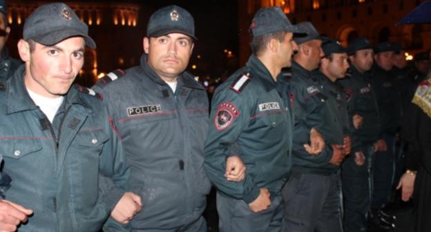 Сотрудники полиции в оцеплении в Ереване, 20  апреля 2018 года. Фото Тиграна Петросяна для "Кавказского узла",