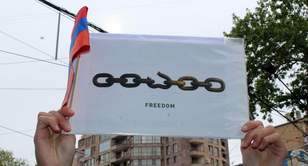 Плакат участника акций против избрания премьер-министром Армении Сержа Саргсяна. Фото Тиграна Петросяна для "Кавказского узла"