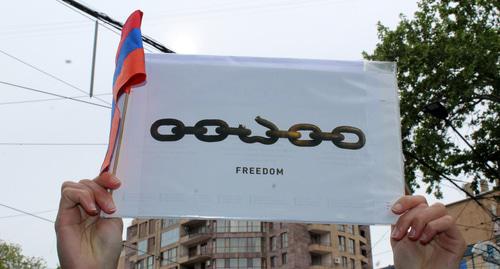Плакат участника акций против избрания премьер-министром Армении Сержа Саргсяна. Фото Тиграна Петросяна для "Кавказского узла"