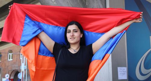 Девушка с флагом Армении. Ереван, 23 апреля 2018 г. Фото Тиграна Петросяна для "Кавказского узла"