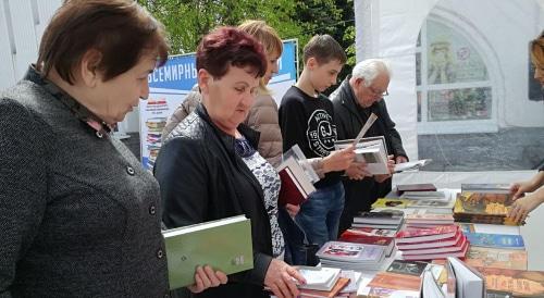 Жители Владикавказа интересуются книгами местных издательств на ярмарке 23 апреля 2018 год. Фото Эммы Марзоевой для "Кавказского узла".