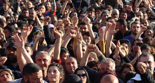Митинг участников протеста против премьерства Сержа Саргсяна. Ереван, 23 апреля 2018 года. Фото Тиграна Петросяна для "Кавказского узла"