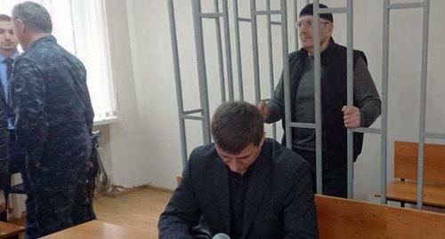 Оюб Титиев в зале суда. Фото: Пресс-служба ПЦ "Мемориал"