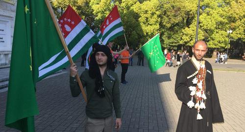 Участники мероприятий, посвященных Дню черкесского флага, в Сухуме. Фото корреспондента "Кавказского узла" 
