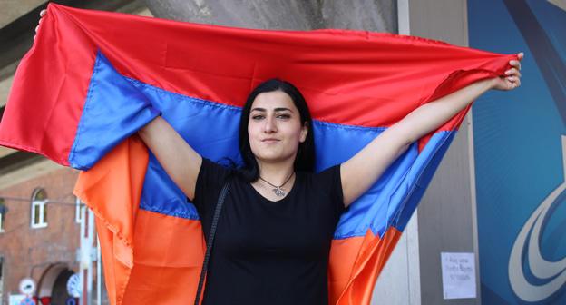 Участница протестных выступлений в Ереване. Фото Тиграна Петросяна для "Кавказского узла"