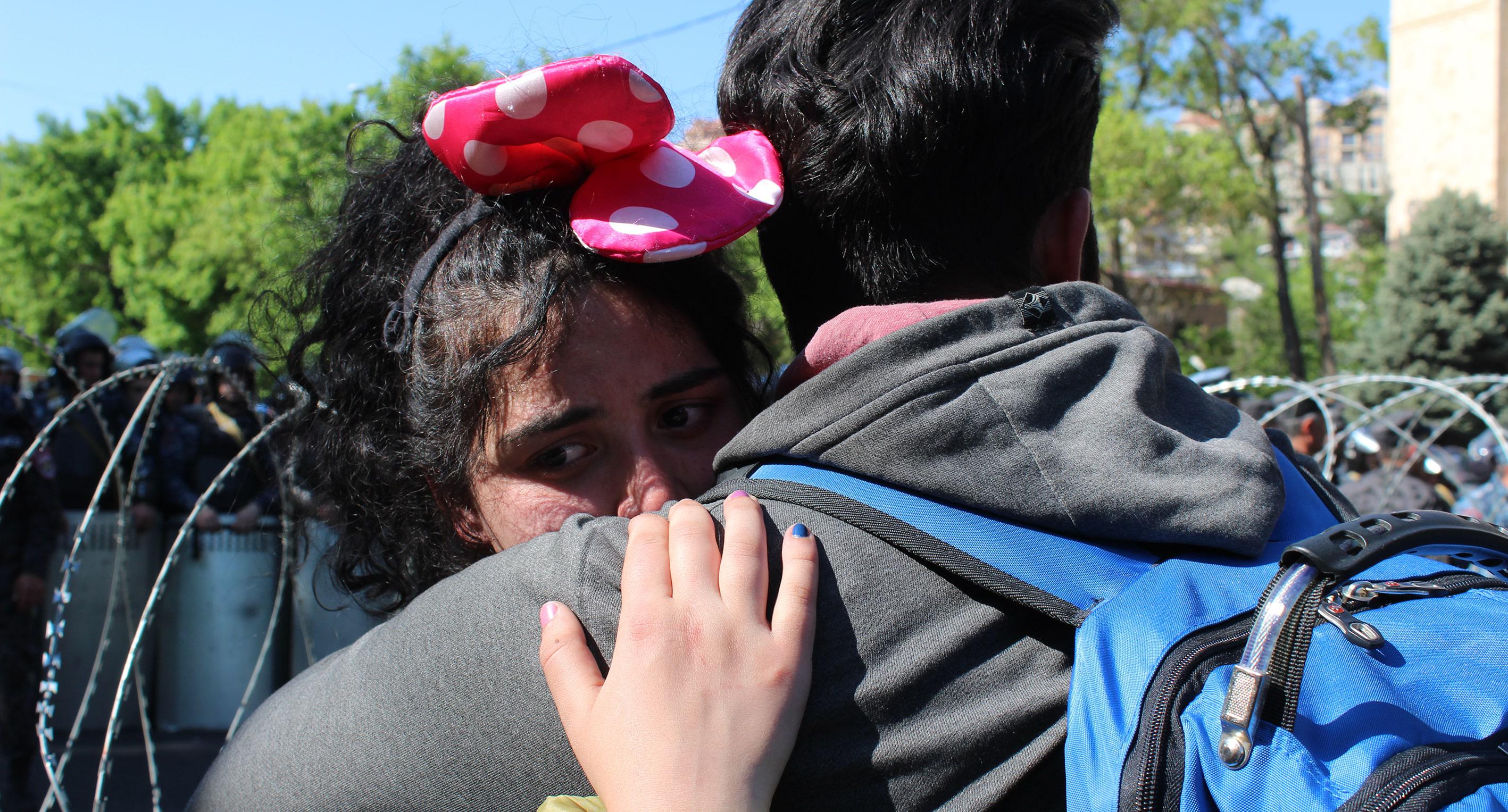 Митингующие перед полицейским кардоном во время протестных выступлений в Ереване. 16.04.2018. Фото Тиграна Петросяна для "Кавказского узла"