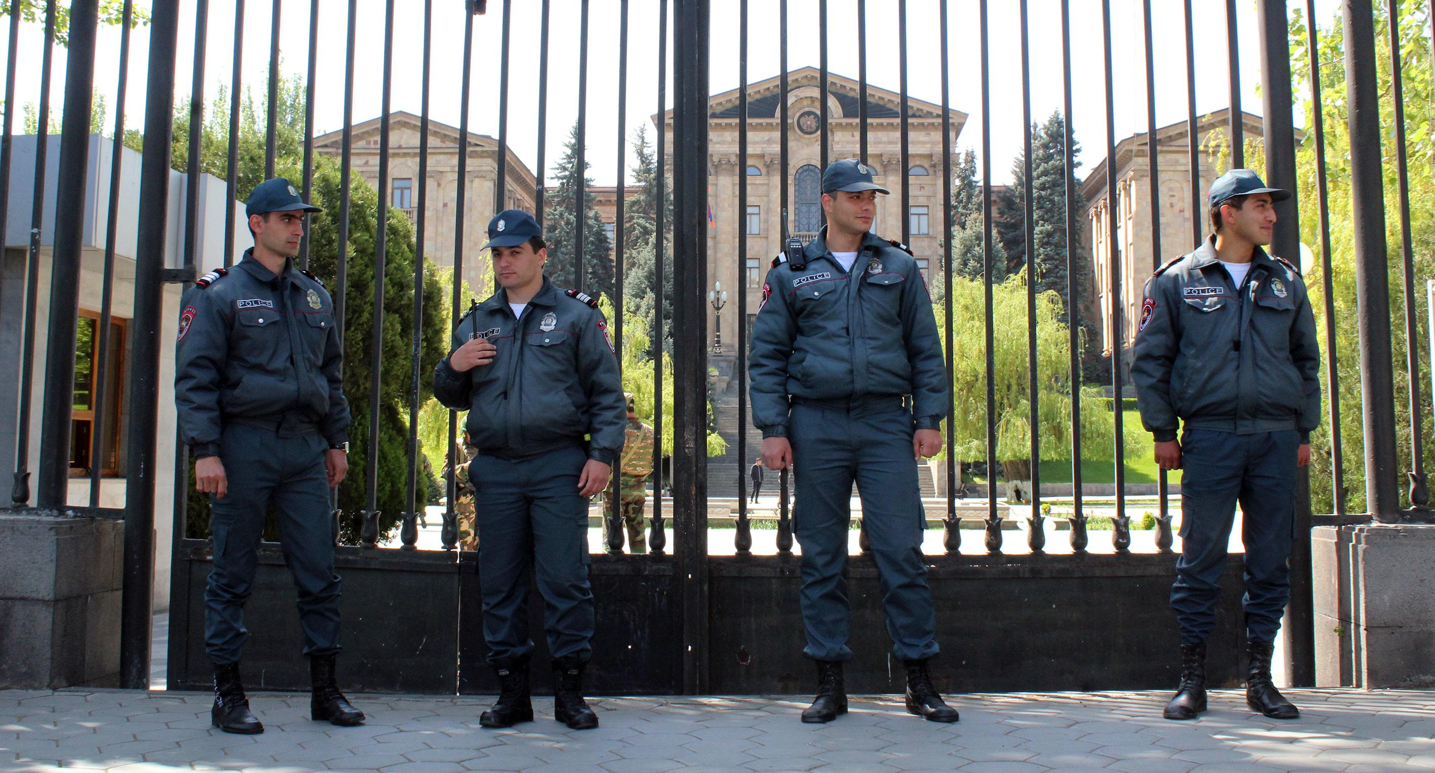 Сотрудники полиции у ворот парламента Армении 20.04.2018 Фото Тиграна Петросяна для "Кавказского узла"