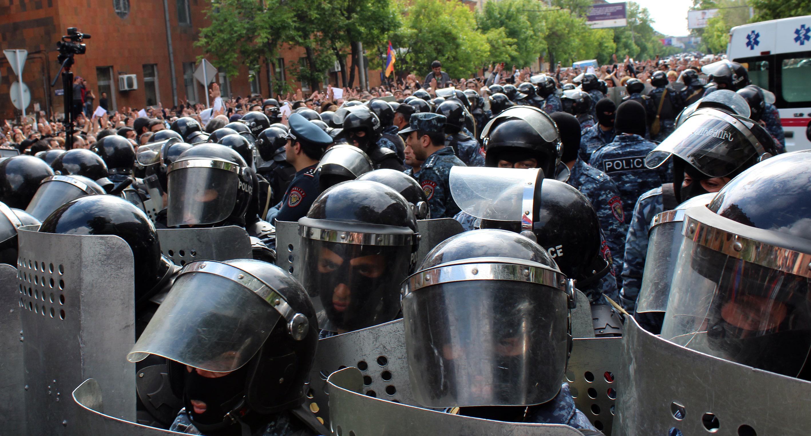 Сотрудники полиции на улице Еревана 22.04.2018. Фото Тиграна Петросяна для "Кавказского узла"