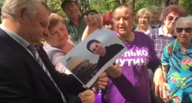 Активистки патриотического движения "Отряды Путина" сжигают портрет Павла Дурова. Фото: Кадр видео 
Закрыть Telegram! Дуров, мы придём к тебе! https://www.youtube.com/watch?time_continue=17&v=UgObJgny2iM