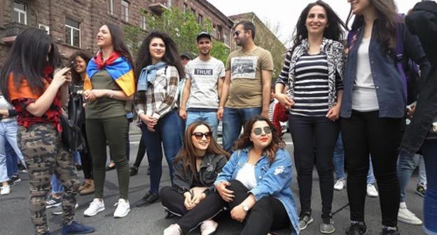 Активисты перекрыли перекресток улиц Абовяна и Корюна в Ереване, 29 апреля 2018 года. Фото Тиграна Петросяна для "Кавказского узла".