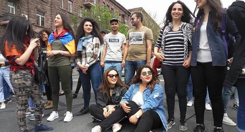 Активисты перекрыли перекресток улиц Абовяна и Корюна в Ереване, 29 апреля 2018 года. Фото Тиграна Петросяна для "Кавказского узла".