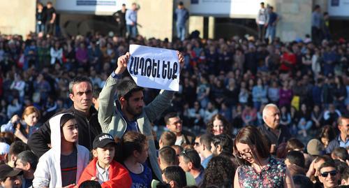 Сторонник оппозиции с плакатом "Победили!" в Ереване. Фото Тиграна Петросяна для "Кавказского узла"