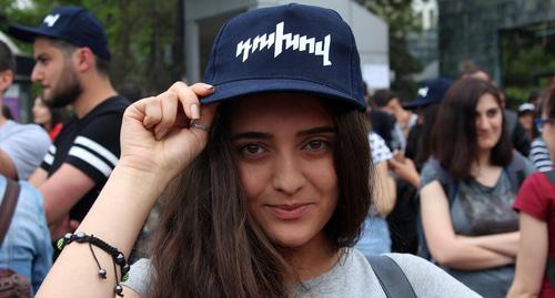 Участница митанга оппозиции в Ереване. Надпись на кепке "Смелей". Фото Тиграна Петрсояна для "Кавказского узла"