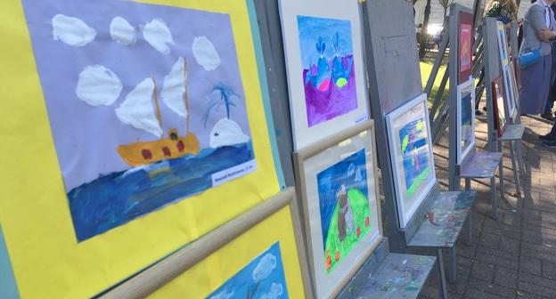 Выставка детских рисунков. Сухум, 30 апреля 2018 года. Фото Дмитрия Статейнова для "Кавказского узла"