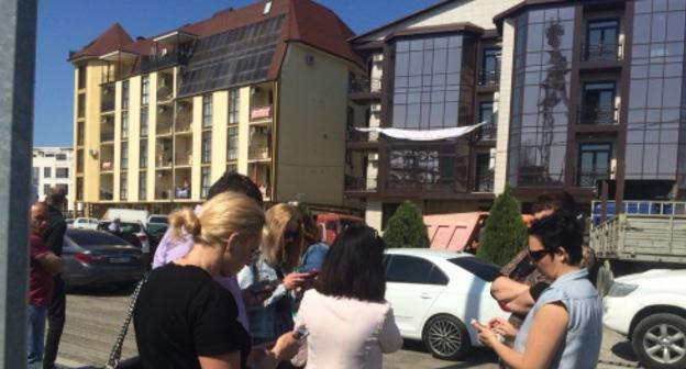 Дольщики поставили личные автомобили по периметру подлежащего сносу дома. 30 апреля 2018 год. Фото: Светлана Кравченко для "Кавказского узла".