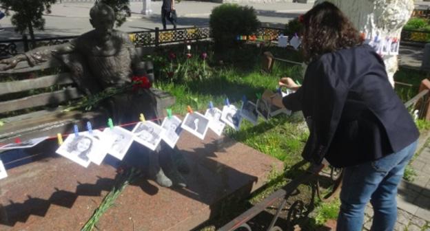 Защитники памятника Коста Хетагурову организовали "фотокараул". Владикавказ, 30 апреля 2018 год. Фото: Антон Вальковский, https://www.facebook.com/photo.php?fbid=824521314398557&set=pcb.824521621065193&type=3&theater