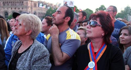 Участники акции ждут результатов выборов премьера Армении. 1 мая 2018 года. Фото Тиграна Петросяна для "Кавказского узла"
