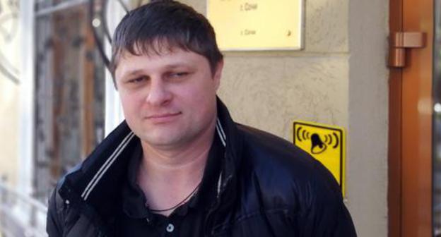 Роман Габаев у здания полиции в Сочи, январь 2018 год. Фото Светланы Кравченко для "Кавказского узла"
