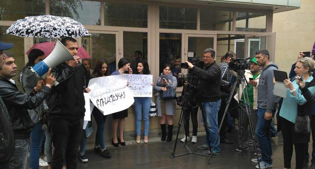 Протестующие перед здание университета в Гюмри. 5 мая 2018 года. Фото Гора Алексаняна для "Кавказского узла".