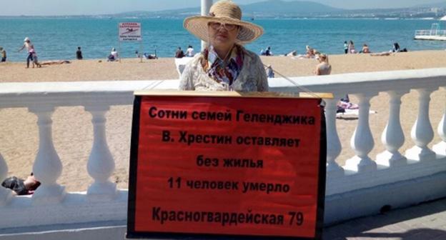 Наталья Дорошева проводит одиночный пикет в Геленджике. 5 мая 2018 года. Фото Светланы Кравченко для "Кавказского узла".