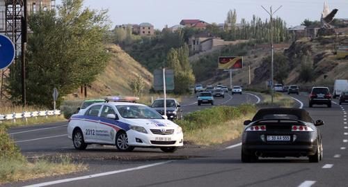 Автомобиль полиции на трассе при подъезде к Еревану. Фото Тиграна Петросяна для "Кавказского узла" 