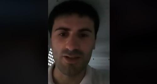Марат Исмаилов в полицейской машине после задержания. Скриншот видео прямого эфира на странице Марата Исмаилова в Facebook, https://www.facebook.com/100013420030129/videos/449036215553709/